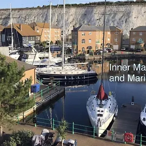 Apartment Marina Waves Apartment- Brighton, Free Parking, Patio, Ground-floor Home, Sleeps 3, Brighton